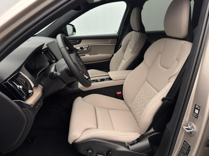 Volvo XC90 T8 AWD Plug-in ULTRA DARK 7m na operativní leasing