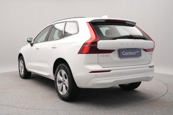 Volvo XC60 B5 AWD AUT ESSENTIAL na operativní leasing
