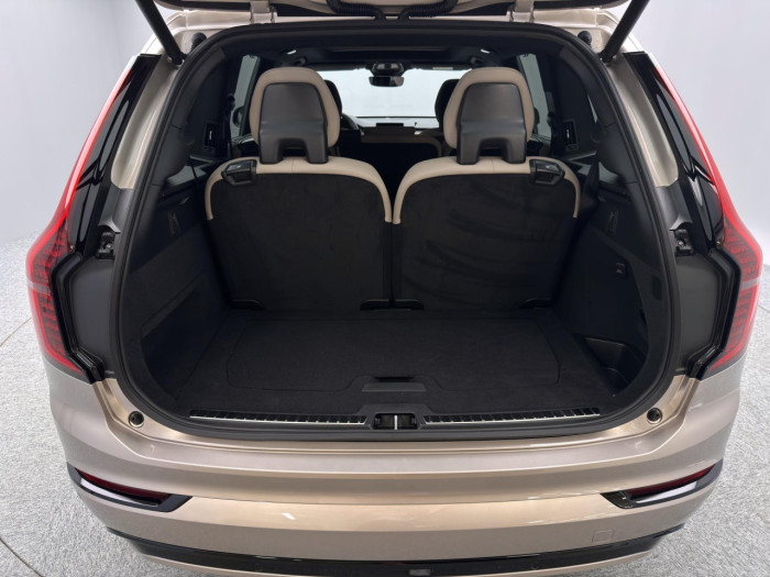 Volvo XC90 T8 AWD Plug-in ULTRA DARK 7m na operativní leasing