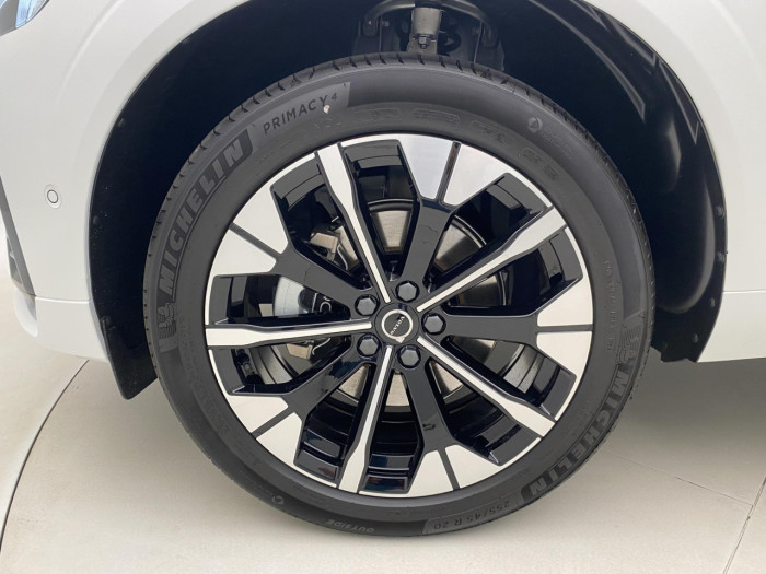 Volvo XC60 B5 AWD AUT DARK PLUS na operativní leasing