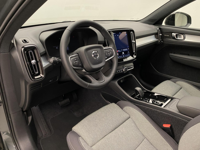 Volvo XC40 B4 AUT DARK PLUS na operativní leasing