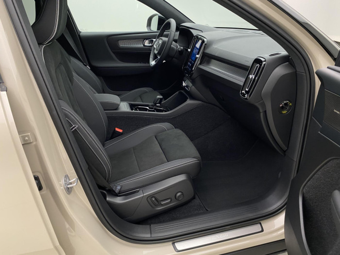 Volvo EX40 TWIN MOTOR AWD ULTRA na operativní leasing