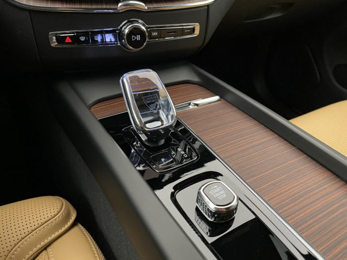 Volvo XC60 B5 AWD AUT DARK PLUS na operativní leasing