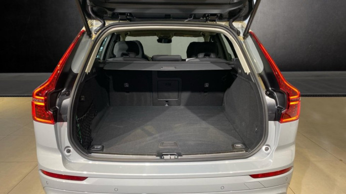 Volvo XC60 PLUS DARK, B5 AWD, 184+10 kW / 250+14 HP na operativní leasing