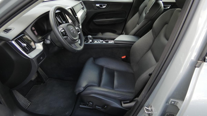 Volvo XC60 B4 mHEV AWD Plus Dark na operativní leasing