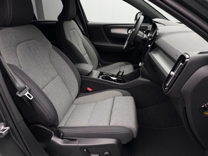 Volvo XC40 B3 AUT DARK PLUS na operativní leasing