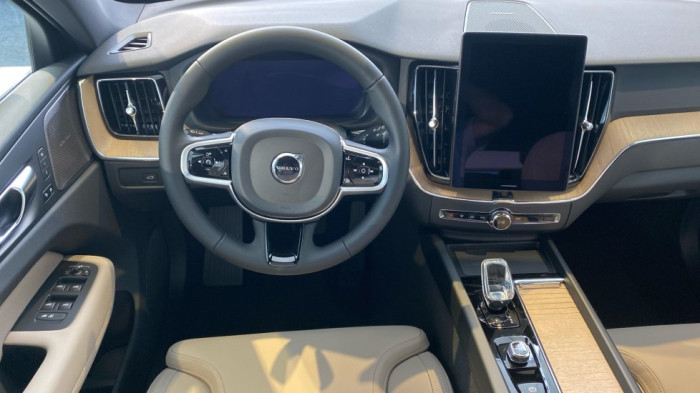 Volvo XC60 PLUS BRIGHT, B5 AWD, 184+10 kW / 250+14 HP na operativní leasing