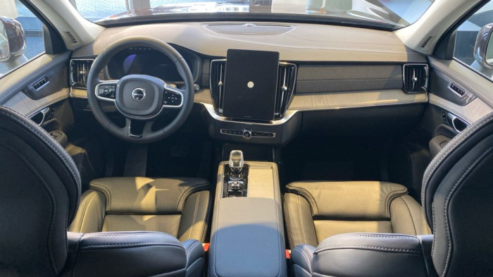 Volvo XC90 ULTRA BRIGHT, T8 AWD, 228+107 kW / 310+145 HP na operativní leasing