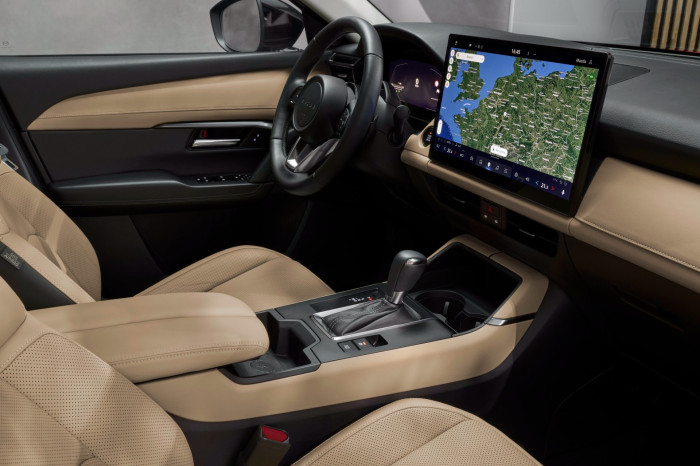 Mazda CX-5 2026 2.5 G141 AWD Homura - Hnědý interiér - Machine Grey na operativní leasing