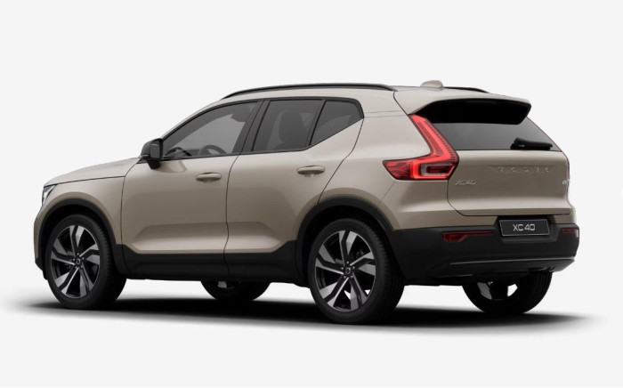 Volvo XC40 B3 AUT DARK ULTRA na operativní leasing