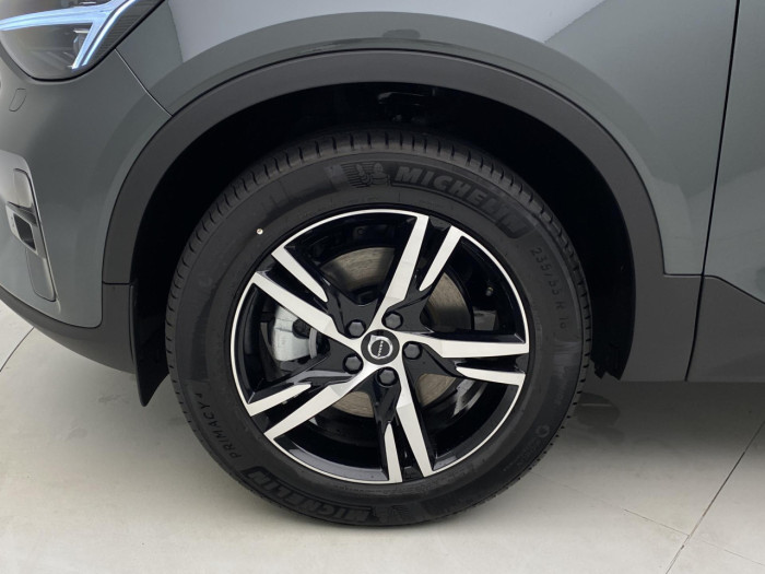Volvo XC40 B4 AUT DARK PLUS na operativní leasing