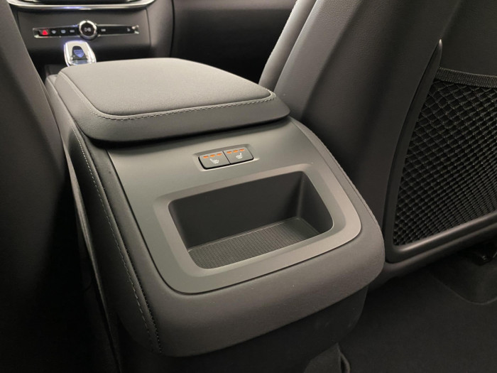 Volvo XC90 B5 AWD BLACK EDITION PLUS 7 na operativní leasing