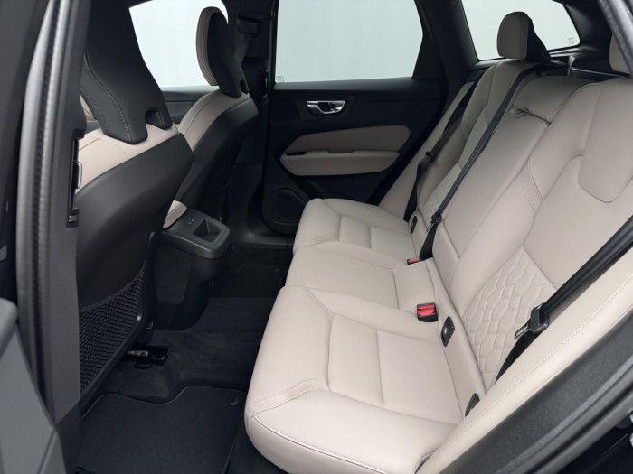 Volvo XC60 B5 AWD AUT DARK PLUS na operativní leasing