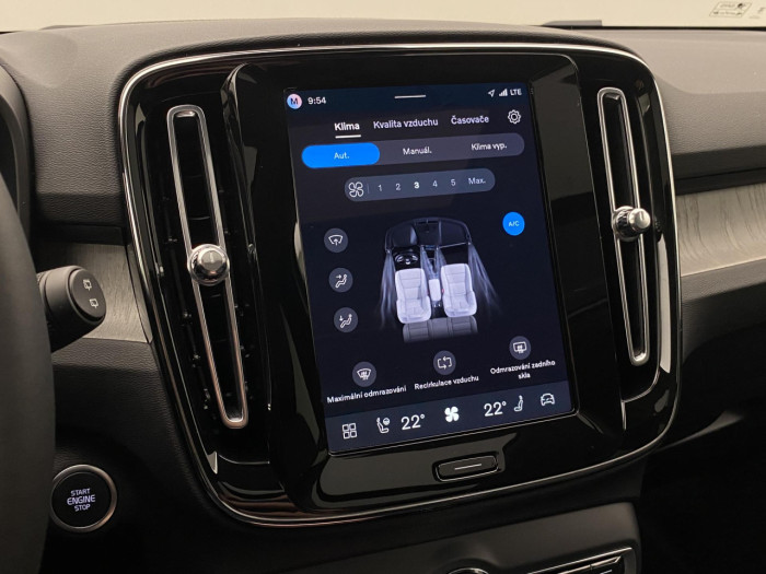 Volvo XC40 B4 AUT DARK PLUS na operativní leasing