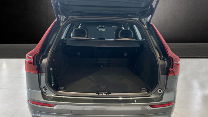 Volvo XC60 PLUS DARK, B5 AWD, 184+10 kW / 250+14 HP na operativní leasing