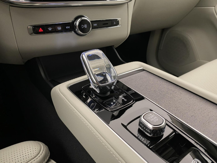 Volvo XC90 T8 AWD Plug-in BRIGHT PLUS 7m na operativní leasing