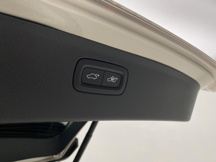 Volvo XC90 B5 AWD AUT DARK PLUS 7míst na operativní leasing