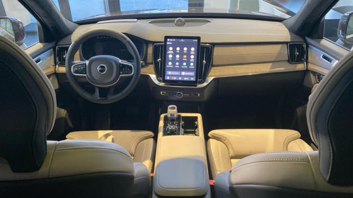 Volvo XC90 PLUS BRIGHT, B5 AWD, 184+10 kW / 250+14 HP na operativní leasing