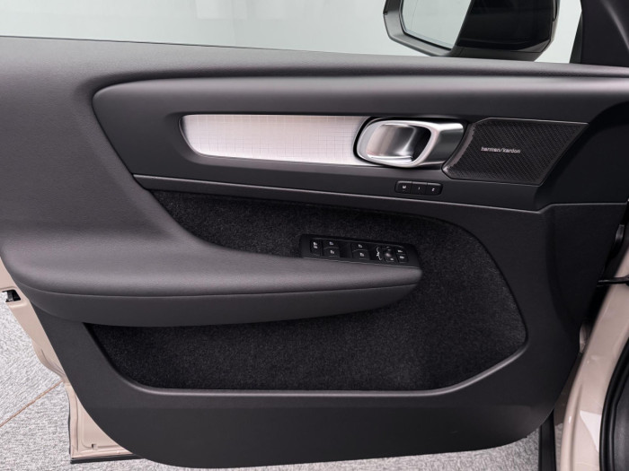 Volvo XC40 B3 AUT DARK PLUS na operativní leasing