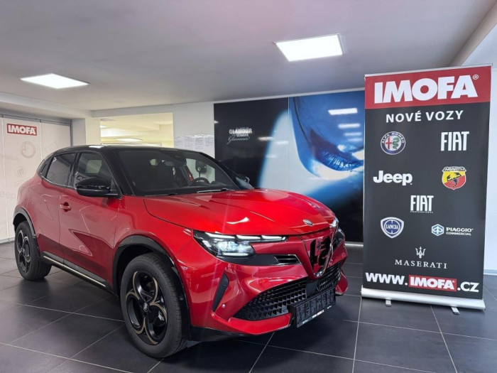 Alfa Romeo Junior Ibrida 1.2 Turbo 145k eDCT6 Q4 Intensa *525* e na operativní leasing