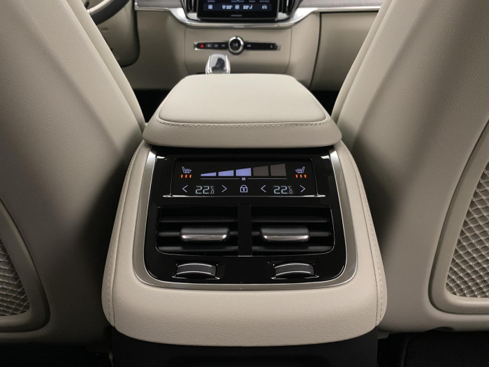 Volvo XC90 T8 AWD Plug-in BRIGHT PLUS 7m na operativní leasing