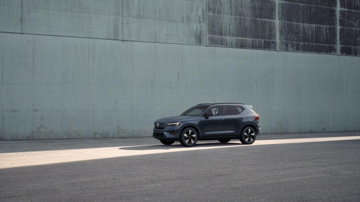 Volvo EX40 PURE ELECTRIC AWD TWIN PLUS na operativní leasing