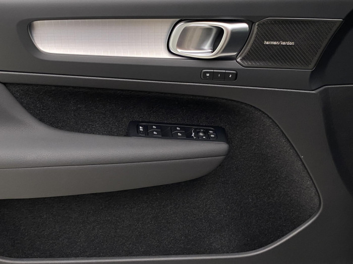 Volvo XC40 B3 AUT DARK PLUS na operativní leasing