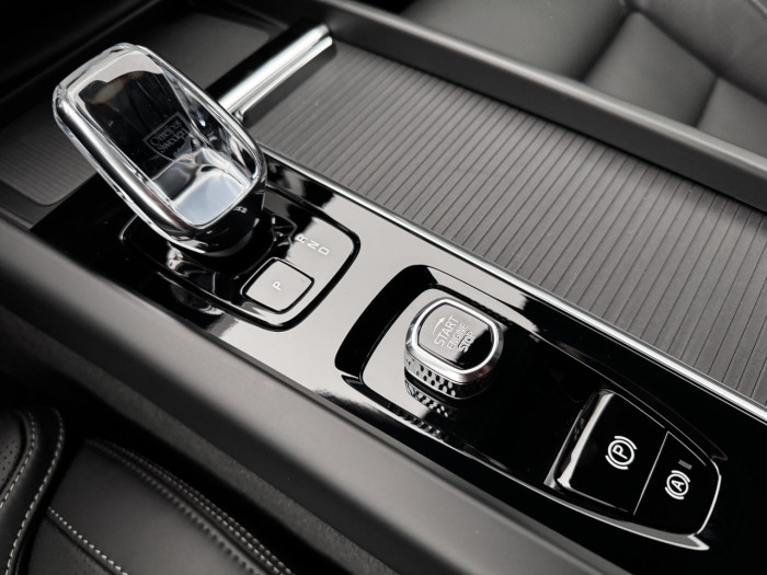 Volvo XC60 B5 AWD AUT PLUS BLACK EDITION na operativní leasing