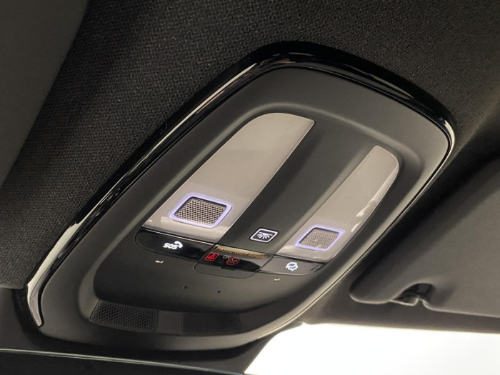 Volvo XC40 B4 AUT DARK PLUS na operativní leasing