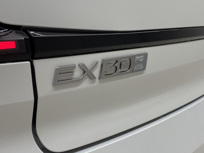 Volvo EX30 P5 LONG RANGE ELETRIC PLUS na operativní leasing