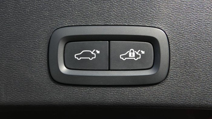 Volvo XC40 B3 Plus Dark DCT na operativní leasing