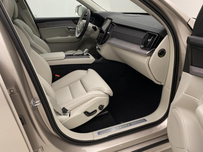 Volvo XC90 T8 AWD Plug-in BRIGHT PLUS 7m na operativní leasing