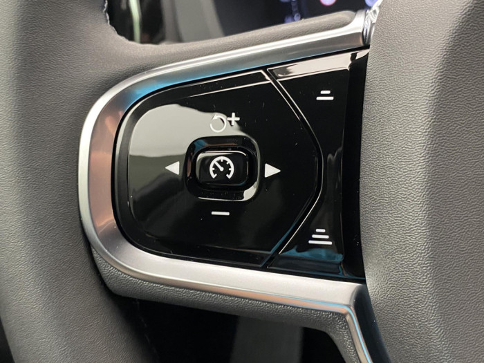 Volvo XC60 B5 AWD AUT DARK PLUS na operativní leasing