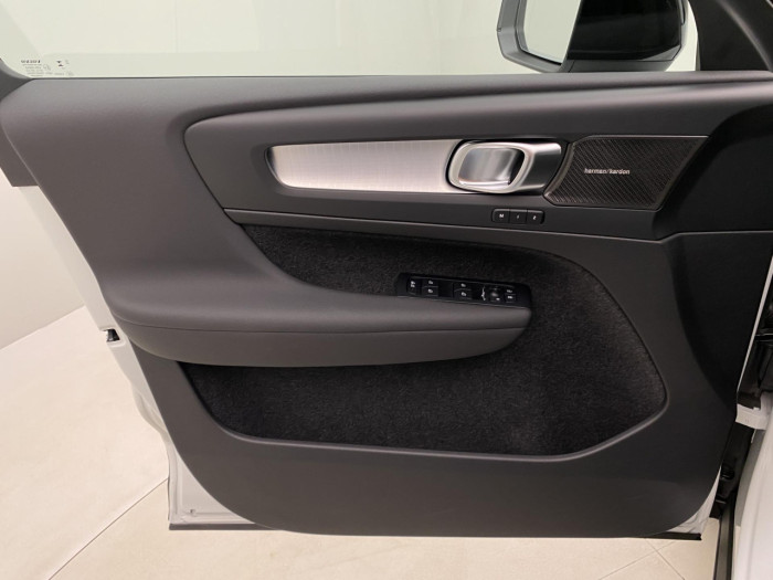 Volvo XC40 B3 AUT DARK PLUS na operativní leasing