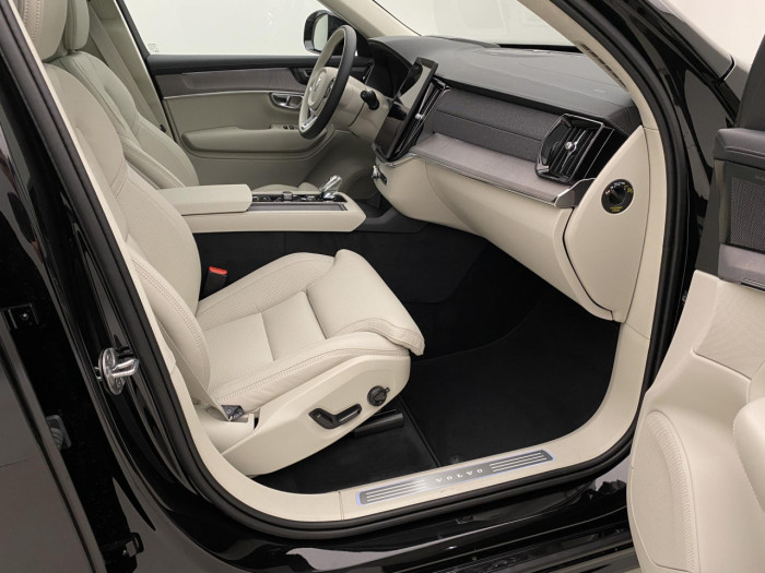 Volvo XC90 T8 AWD Plug-in DARK ULTRA na operativní leasing
