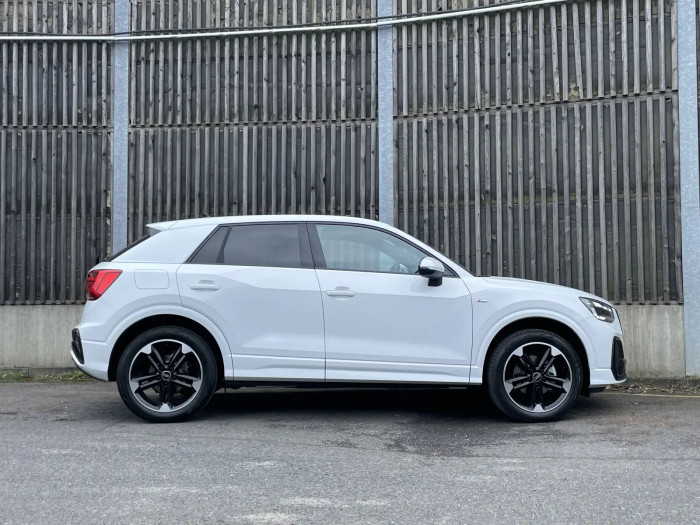 Audi Q2 S line 1.5 TFSI 110 kW Benzín Automatická převodovka na operativní leasing