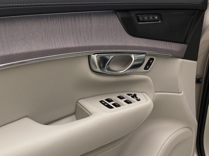 Volvo XC90 T8 AWD Plug-in BRIGHT PLUS 7m na operativní leasing