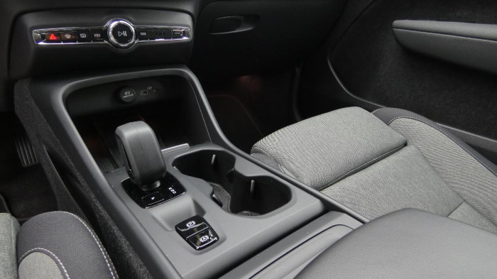 Volvo XC40 B4 FWD Core DCT na operativní leasing