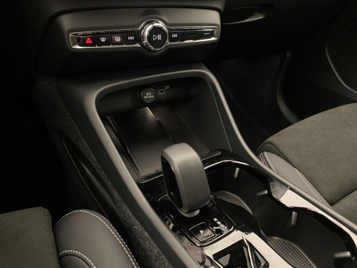 Volvo XC40 B3 AUT DARK PLUS na operativní leasing