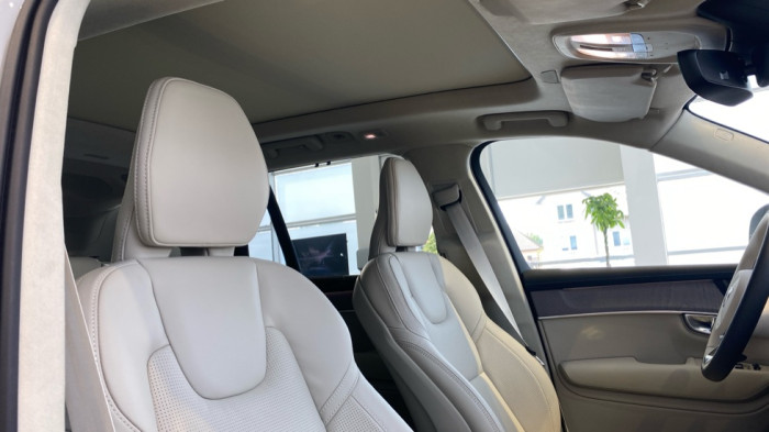 Volvo XC90 ULTRA BRIGHT, T8 AWD, 228+107 kW / 310+145 HP na operativní leasing