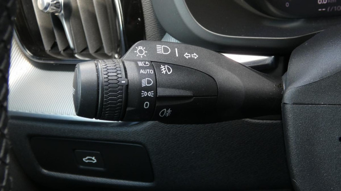 Volvo XC60 B4 mHEV AWD Plus Dark na operativní leasing