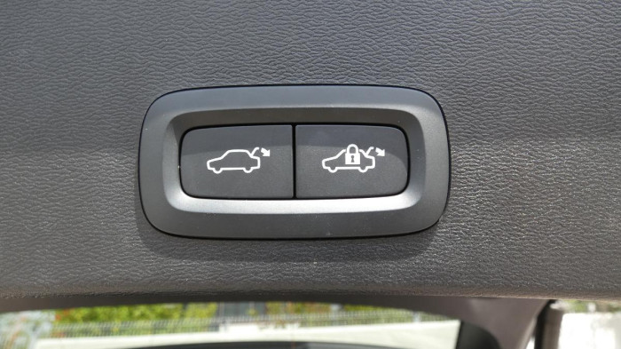 Volvo XC40 B3 mHEV Plus Dark aut. na operativní leasing