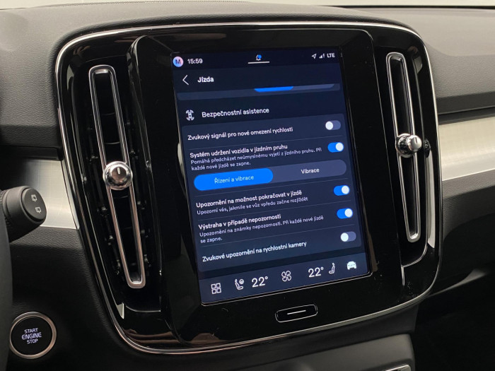 Volvo XC40 B4 AUT DARK PLUS na operativní leasing