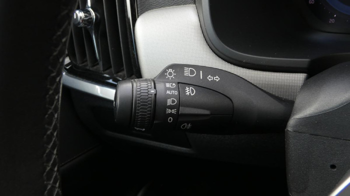 Volvo V90 B4 AWD Diesel Momentum na operativní leasing