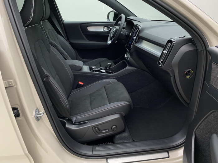 Volvo XC40 B3 AUT DARK PLUS na operativní leasing