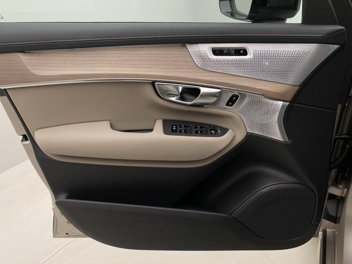 Volvo XC90 T8 AWD Plug-in DARK PLUS 7m na operativní leasing