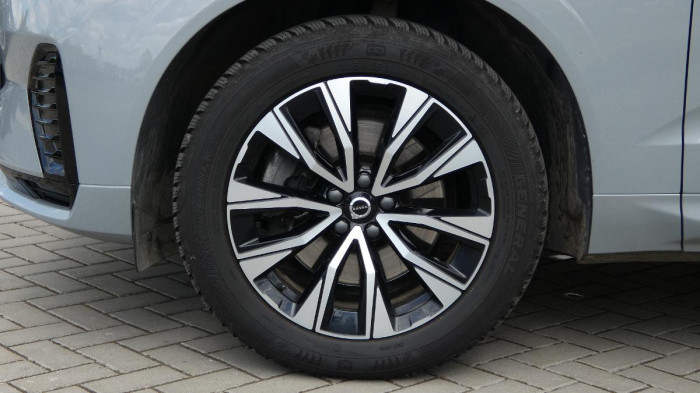 Volvo XC60 B4 mHEV AWD Plus Dark na operativní leasing