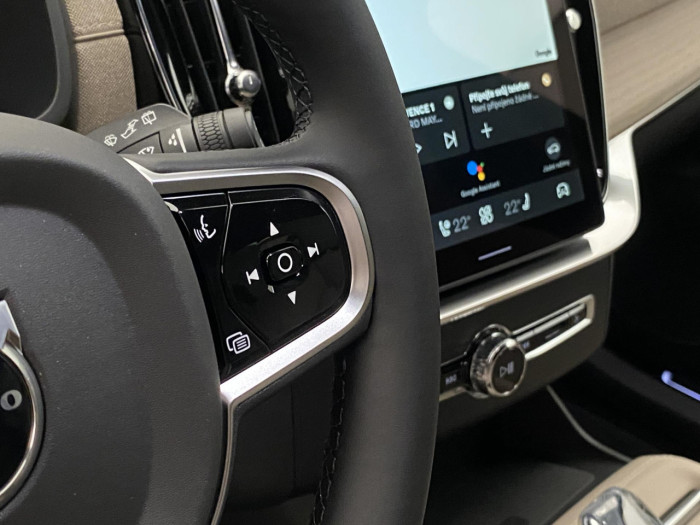 Volvo XC90 T8 AWD Plug-in DARK PLUS 7m na operativní leasing