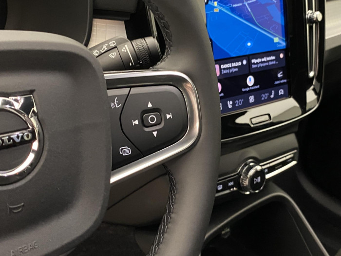 Volvo XC40 B3 AUT DARK PLUS na operativní leasing