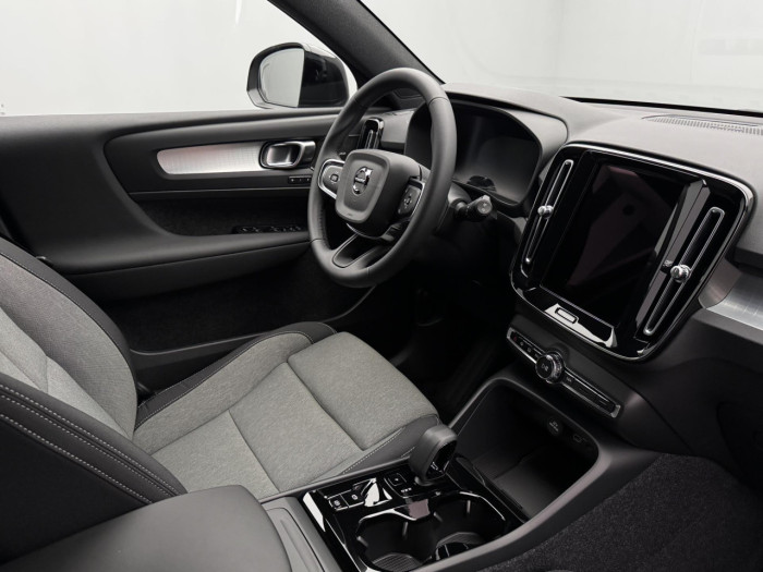 Volvo XC40 B3 AUT DARK PLUS na operativní leasing